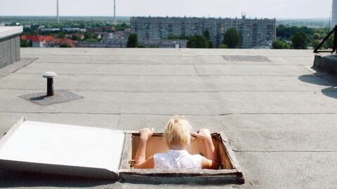 Une femme sur le toit