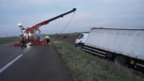 100 jours avec les dépanneurs de l'autoroute — RMC Découverte 23:50