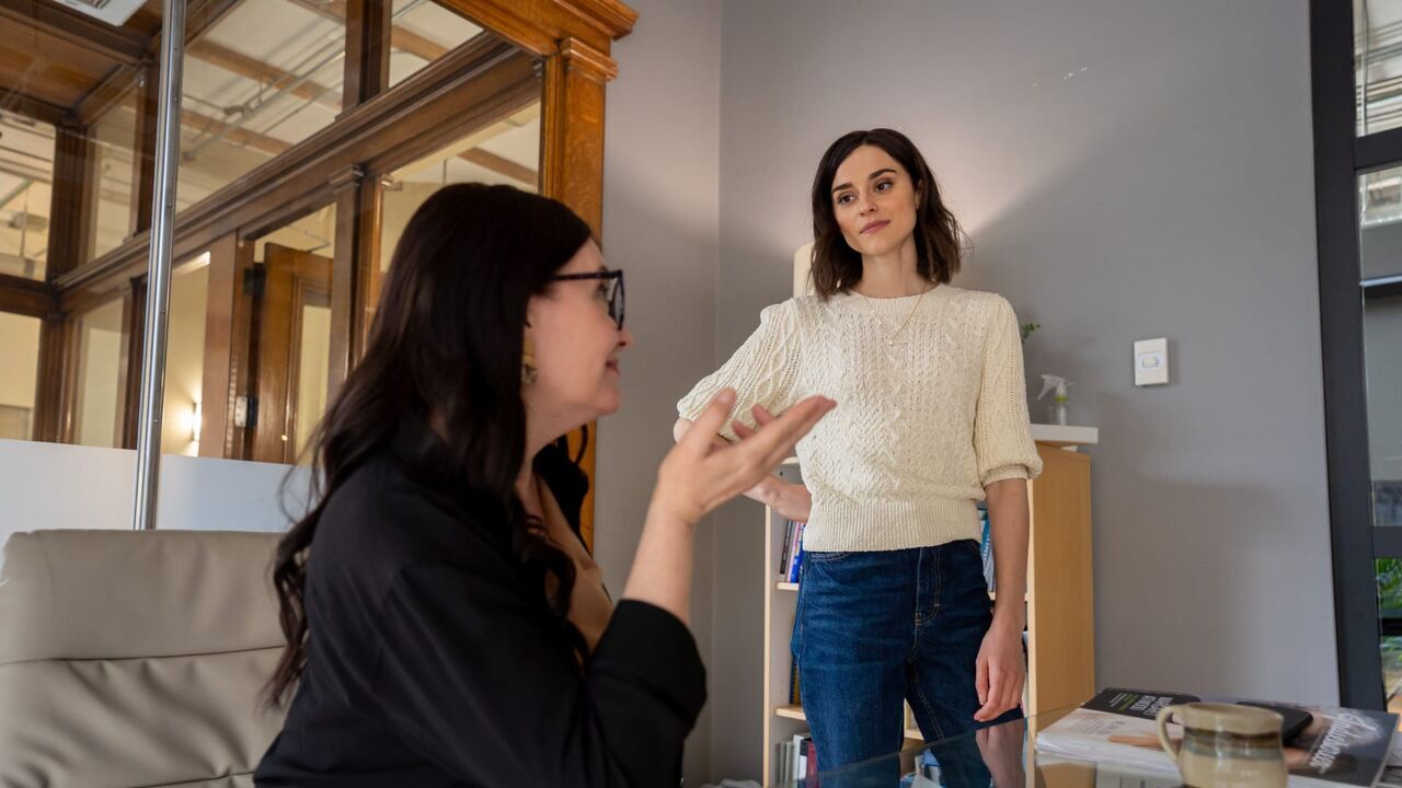 La femme au rouge à lèvres carmin — TF1 + 1 15:25